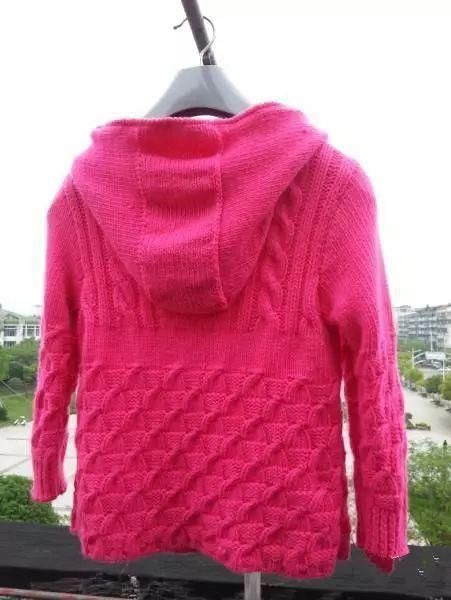 热情活泼的女童带帽子开襟外套编织,附教程图解