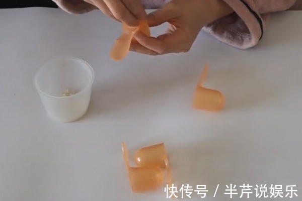 一个勺子|用完的奶粉勺子别扔，把4个勺子粘在一起，宝宝开心妈妈放心！