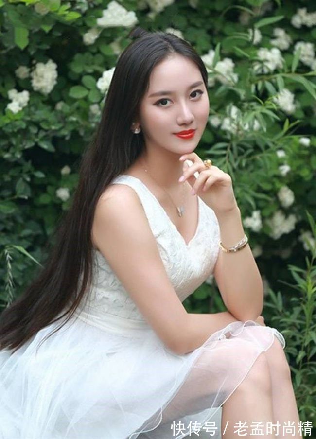 美女 街拍美女:仙气飘飘的白色连衣裙,上身宛如仙女一般美丽