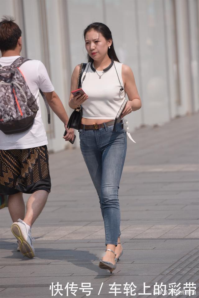 得体|白色背心搭配牛仔裤,简单大方又得体