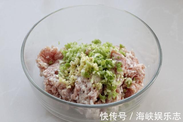 自制煎制锅贴2个窍门，和面加水要多次，小火慢煎用水淀粉