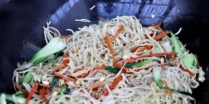 想吃炒面别再出去买，教你在家做，鲜香味美，好吃又劲道，特下饭