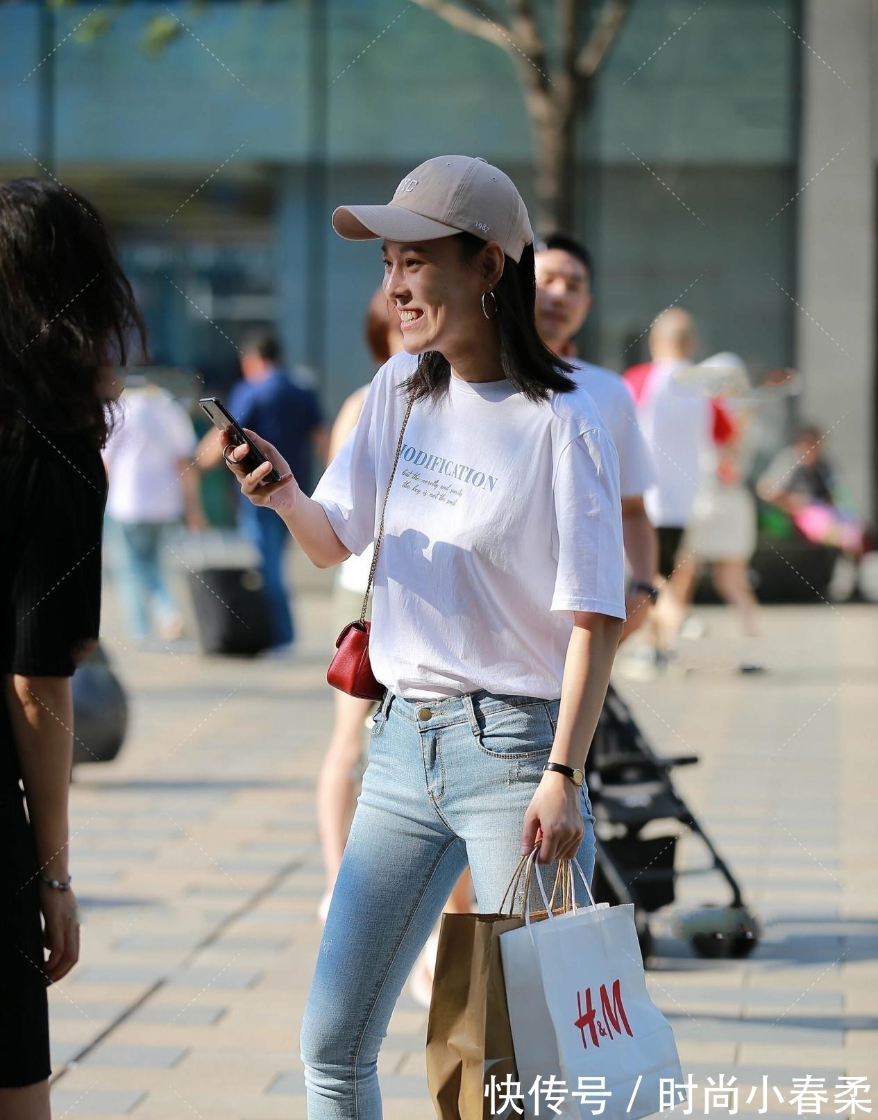 清新感 短袖搭配牛仔裤,白色和蓝色搭配在一起,能搭配出一种时髦感