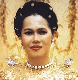 苏提达 怪不得苏提达只模仿没戴过诗丽吉的“满天星”,原来是朱拉蓬喜欢