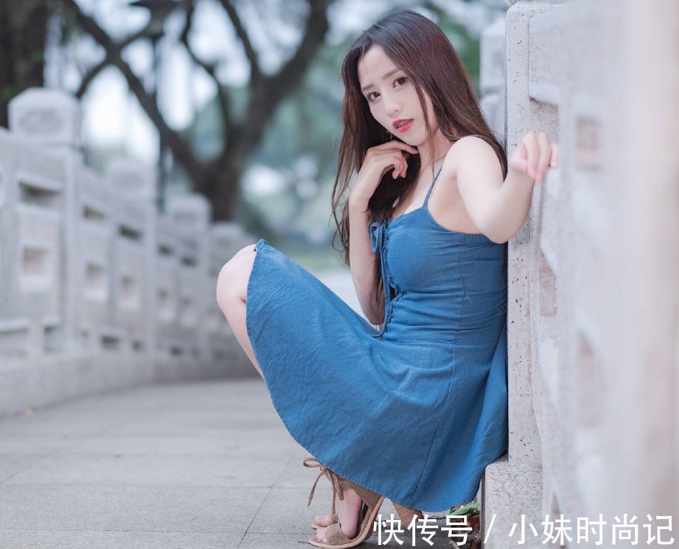 牛仔裙 牛仔裙吊带的款式十分的性感迷人,搭配绑带高跟鞋,减龄又时尚