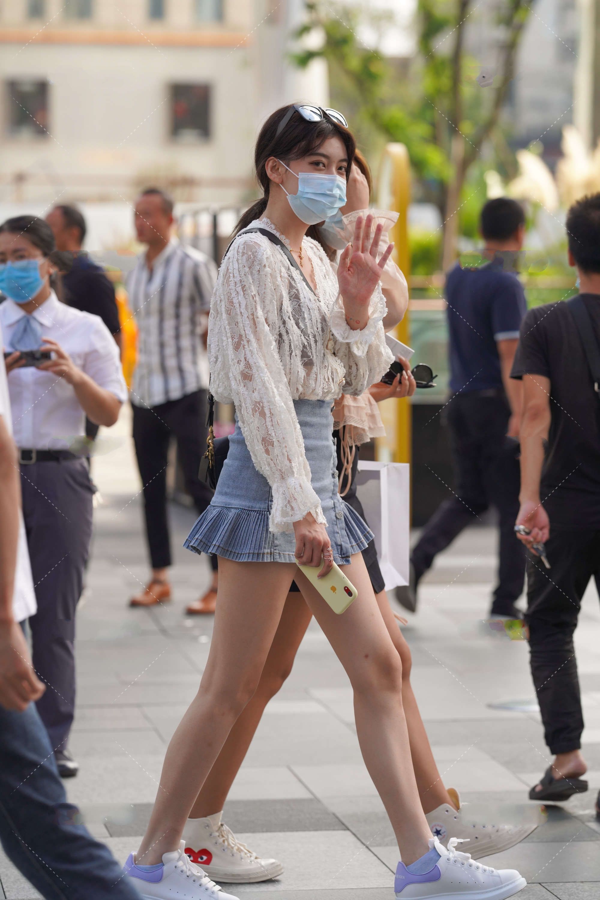 白色休闲衫,花边装饰更显青春感,搭配牛仔裙,十分减龄