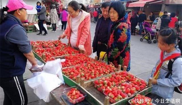 5岁孙女阻止奶奶买草莓,得知原因后,老人回家后怒斥儿子!