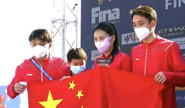跳水|全红婵盯着奖金牌子看！看完后悄悄问师姐，红姐个人能拿多少钱？
