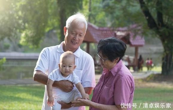 孙子亲还是外孙亲,2个老人说出答案,值得思考