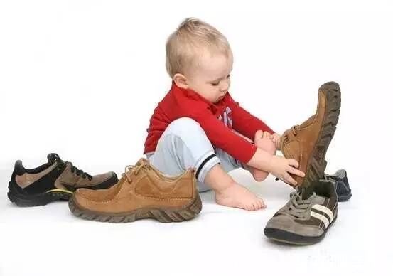 孩子|别给宝宝穿“雪地靴”！最害娃的4类鞋子，保暖也要注意这些问题