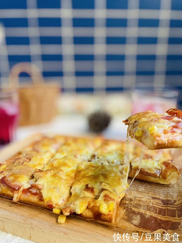 完美复刻比披萨店还好吃的脆皮肠鸡胸肉双拼披萨