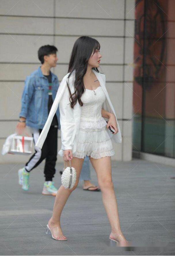 吊带|街拍,美女穿白色高腰款式的吊带上衣,更显娇俏动人