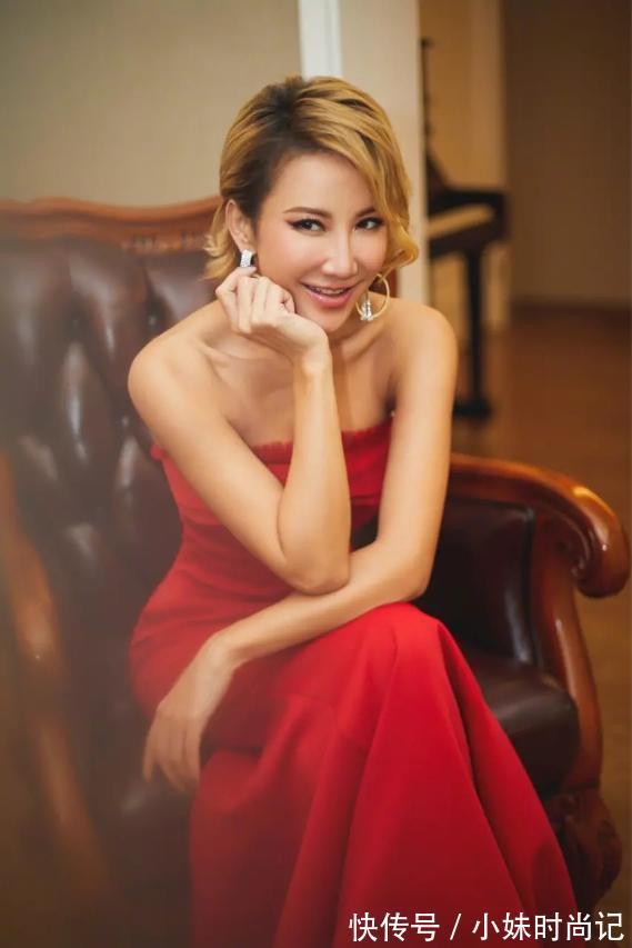 李玟 李玟真是“人间尤物”，穿红色抹胸连衣裙高级精致，妩媚动人