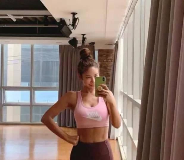 身材苗条|40岁健身女神逆生长,冻龄皮肤嫩如水,身材苗条似20岁少女