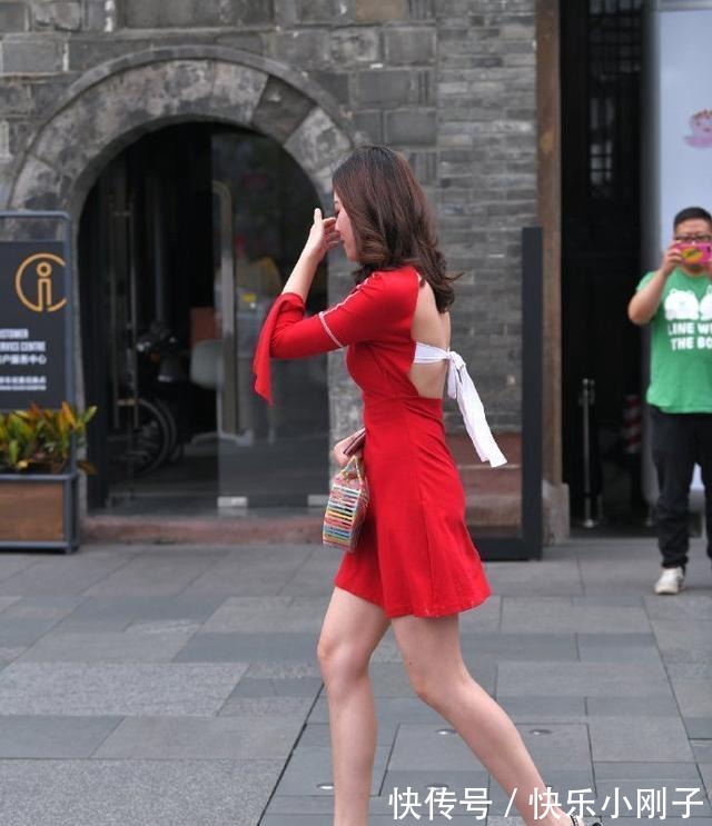 配饰|低腰修身的开叉连衣裙,露腿的穿搭组合很加分,魅力无穷