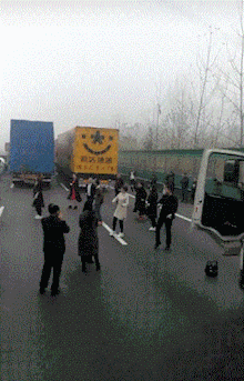 |搞笑GIF:美女的卫衣裙子真不错,这下都知道你身材好了