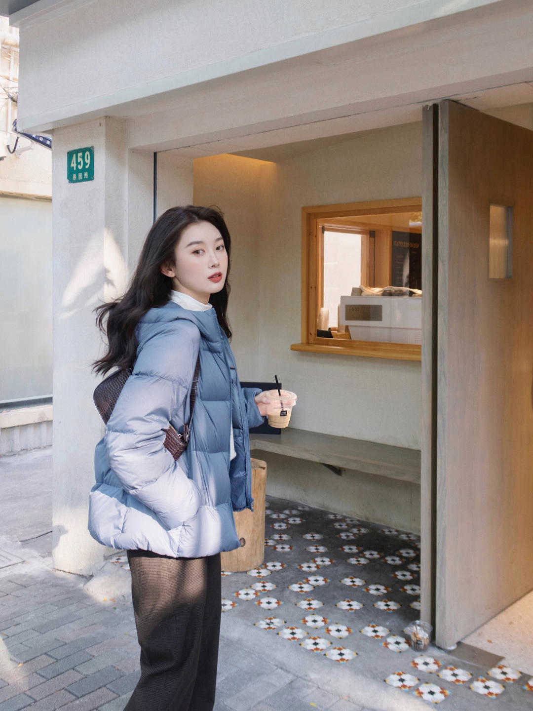 v领|羽绒服下面尽量少穿小脚裤,今年流行这样穿,温暖又时尚