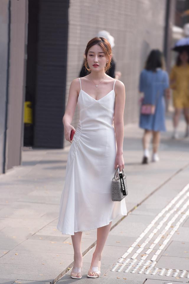 高领|街拍:高领无袖t恤衫搭配黑色百褶裙, 款式新颖, 青春时尚