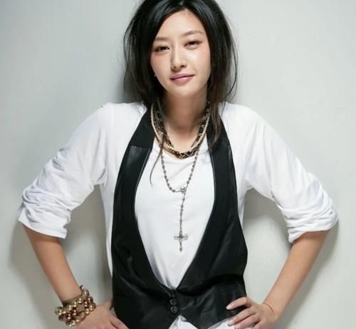  唐一菲|唐一菲退赛只字不提黄奕，却向节目组低头服软，原因粉丝心领神会