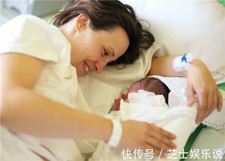 小琪|俩人是小学同学,一个18岁生娃一个38岁生娃,意外相遇差距着实大