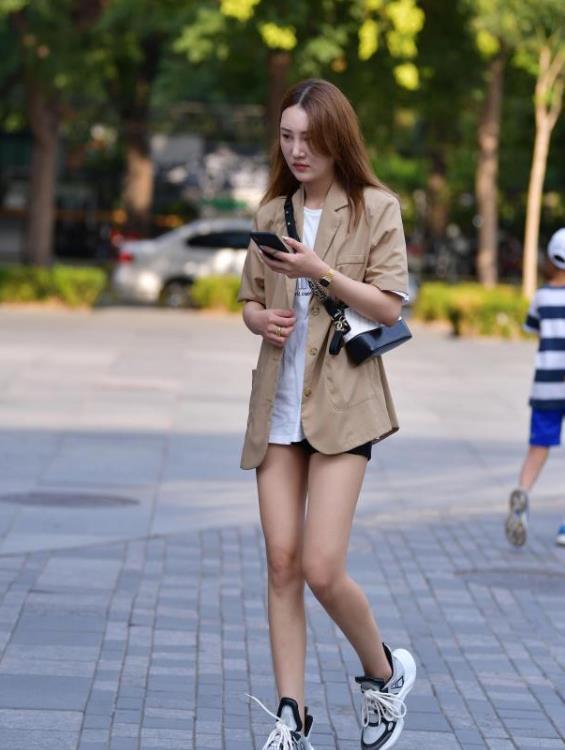 街拍小姐姐一件蓝色针织一字肩搭配黑色短裤,优雅大气的感觉