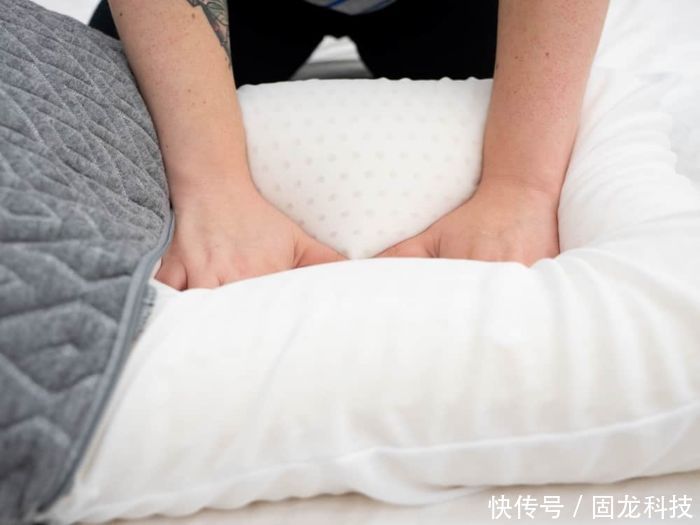 乳胶枕怎么挑?网传把鸡蛋放上去踩不破就是好?