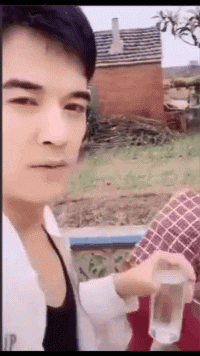 |搞笑GIF:去哪里比较合适呀,带五百块钱够吗