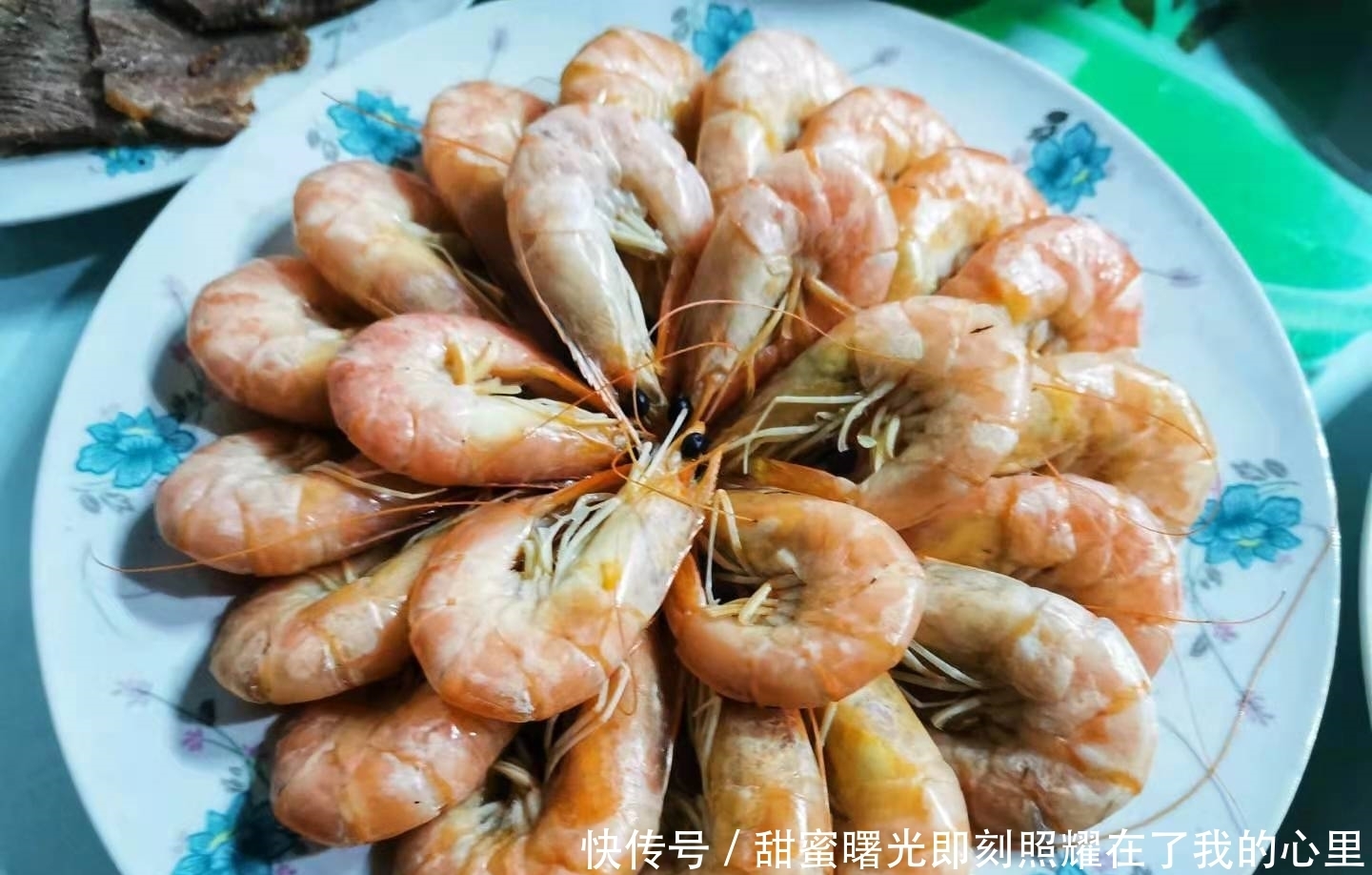 老家的年夜饭,14道家常菜摆满了八仙桌,8道热菜中只有2道是蔬菜