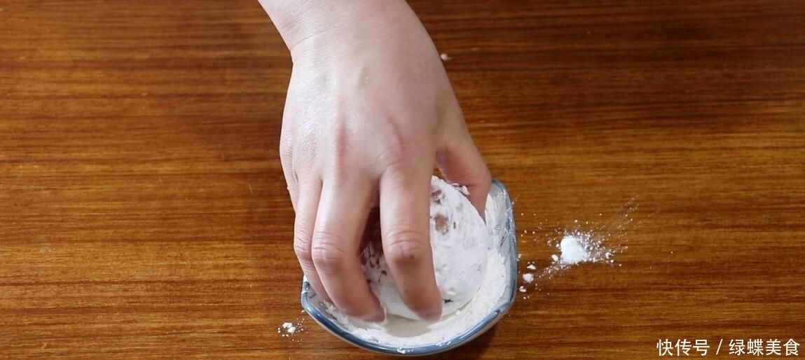 水煮蛋吃腻了,教你鸡蛋和猪肉的特色做法,外脆里嫩,里面流黄