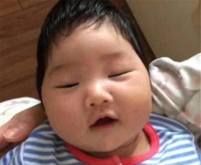 脸型|出生太丑被亲妈嫌弃,5年后却长成“小天使”,网友是同个娃