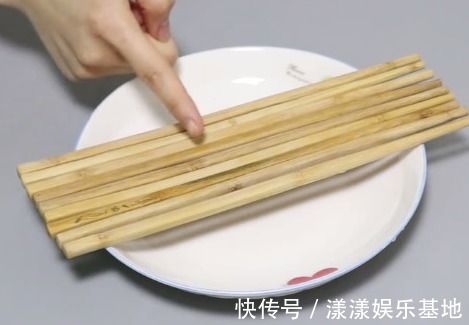 买筷子时，竹筷、木筷、不锈钢筷子哪个好？聪明人只认准这一种！