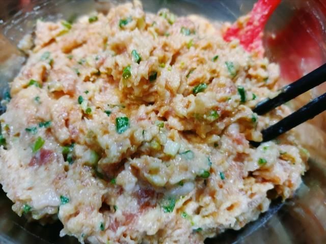 搅拌均匀|头伏到吃饺子，分享8种饺子馅的调法，有荤有素，鲜嫩营养又多汁