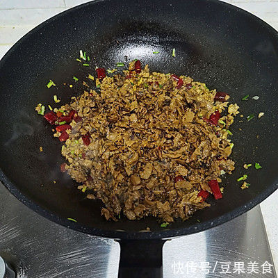 色香味俱全，米饭配外婆菜炒肉沫，下饭绝杀