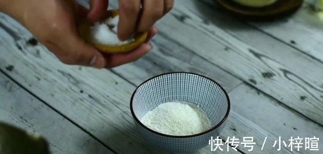 清香|葱油饼这做法火了，不揉面不烫面，清香酥脆，放上3天也不会硬