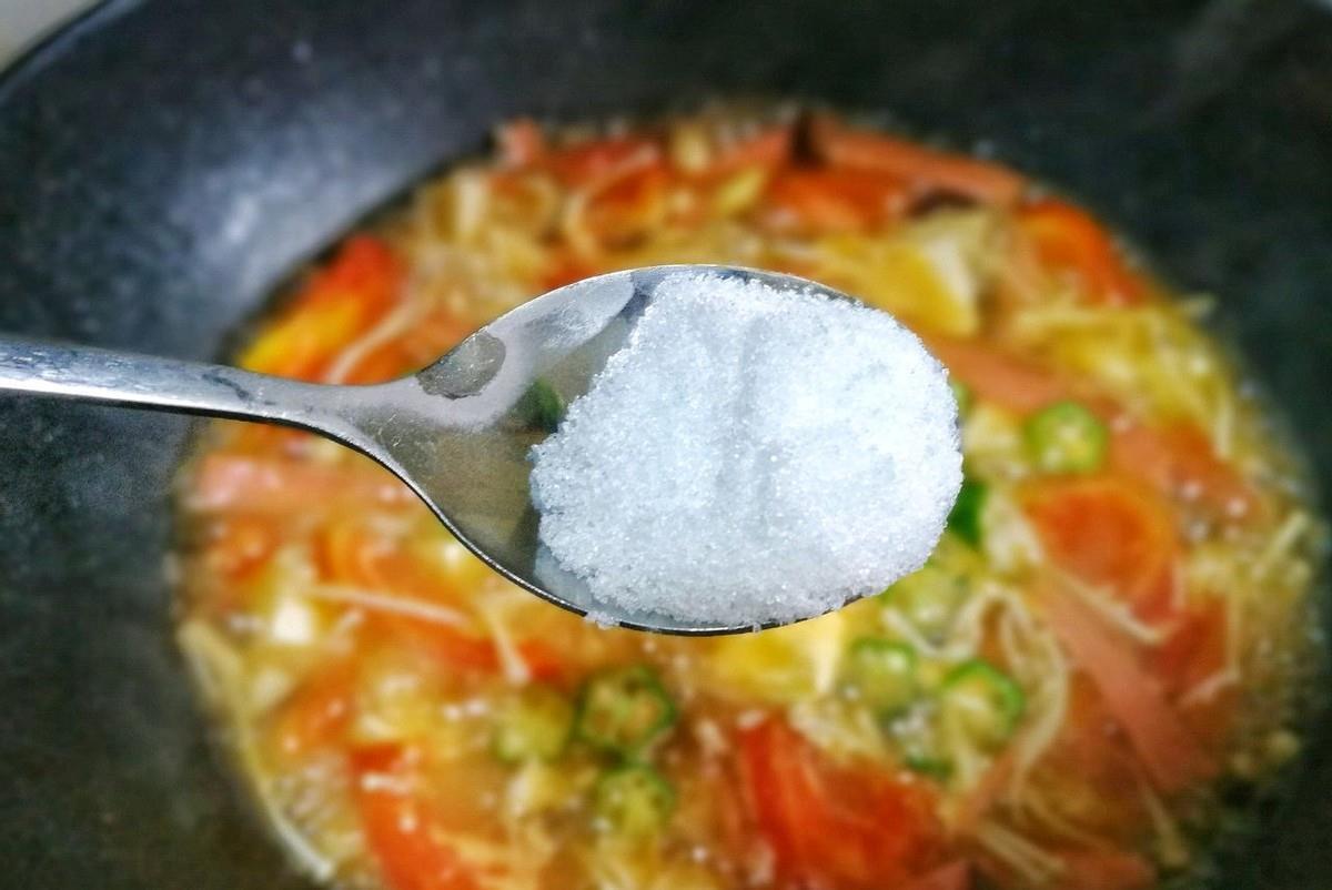 秋葵|自制美味番茄菇菌豆腐汤，食材丰富，营养更丰富