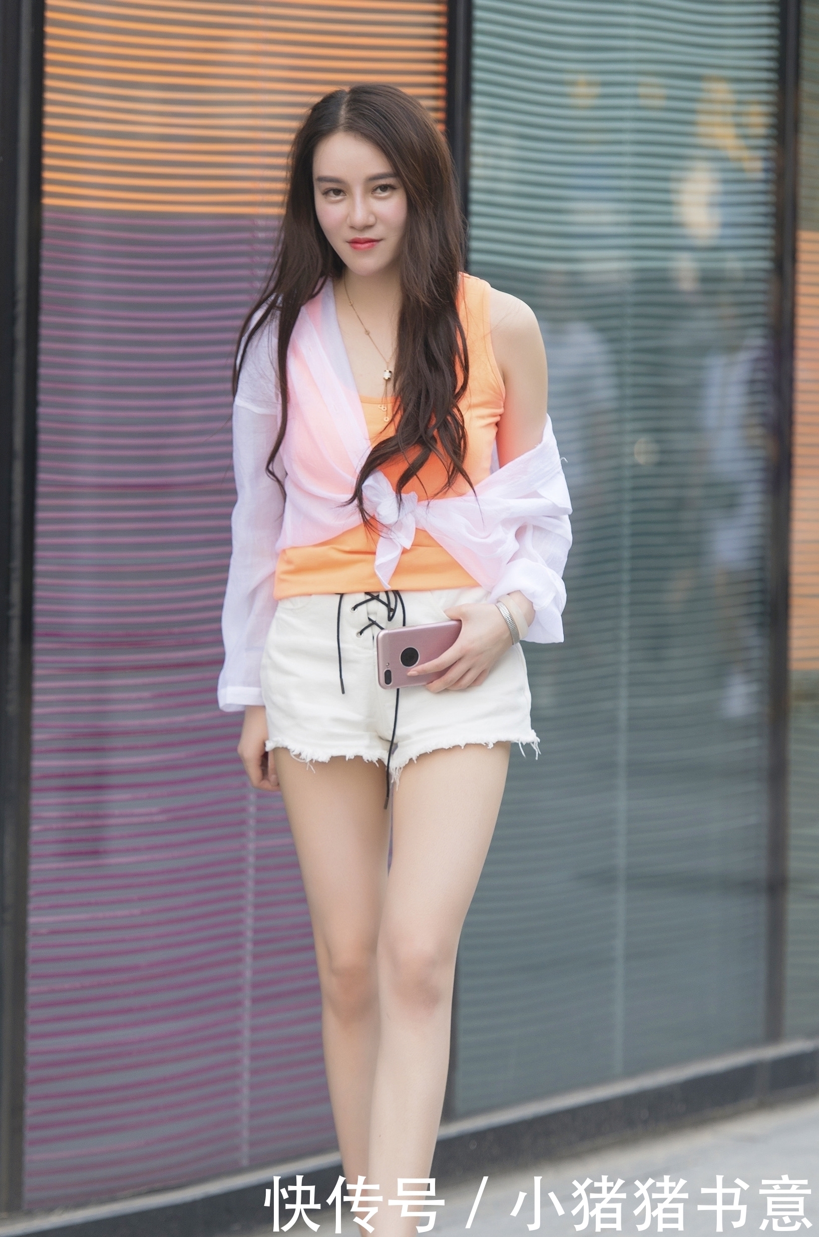 初春时节，美女选择短裤搭配高跟凉鞋，轻轻松松就打造一双大长腿