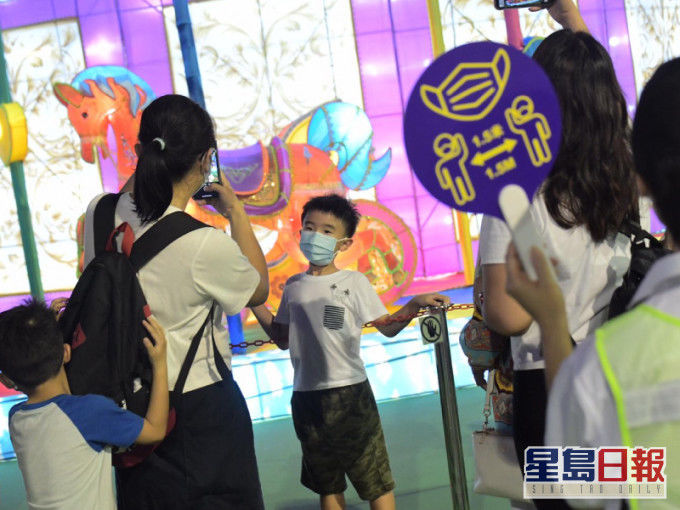 花灯|今日“追月”夜，香港市民续排队入维园赏花灯