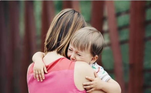 小诺|“我能尝一小口吗”6岁女儿想吃弟弟蛋糕,妈妈的反应让人心寒