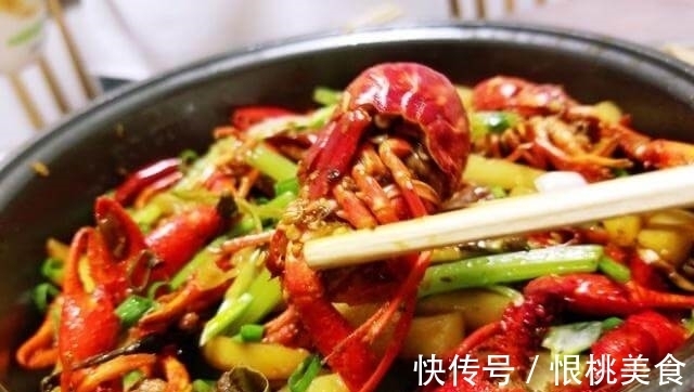 老师傅剥虾的“小技巧”，1分钟看会，从此剥虾不费劲，1秒一个