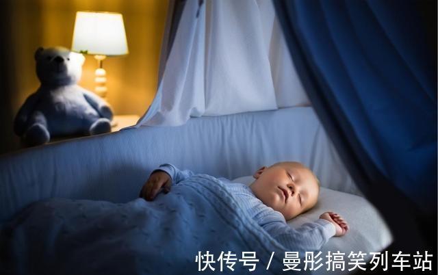 投降式|新生儿为什么偏爱“投降式睡姿”,需要纠正吗?很多家长做错了