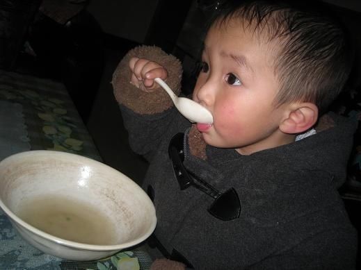 妈妈|儿科医生：两种汤别再给娃喝了，不仅容易积食，还不利于孩子长个