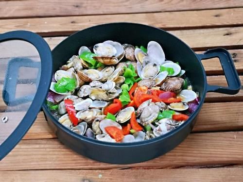  下酒菜|冬天的花蛤又鲜又肥美，和辣椒简单一炒，就是一盘下酒菜