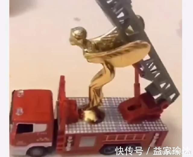 孩子|8岁男童拿“小金人”当玩具,家长崩溃,网友:“练个小号吧”