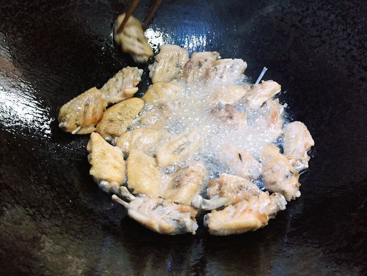 色香味俱全的可乐鸡翅,家人都很喜欢吃又实惠,招待客人倍有面