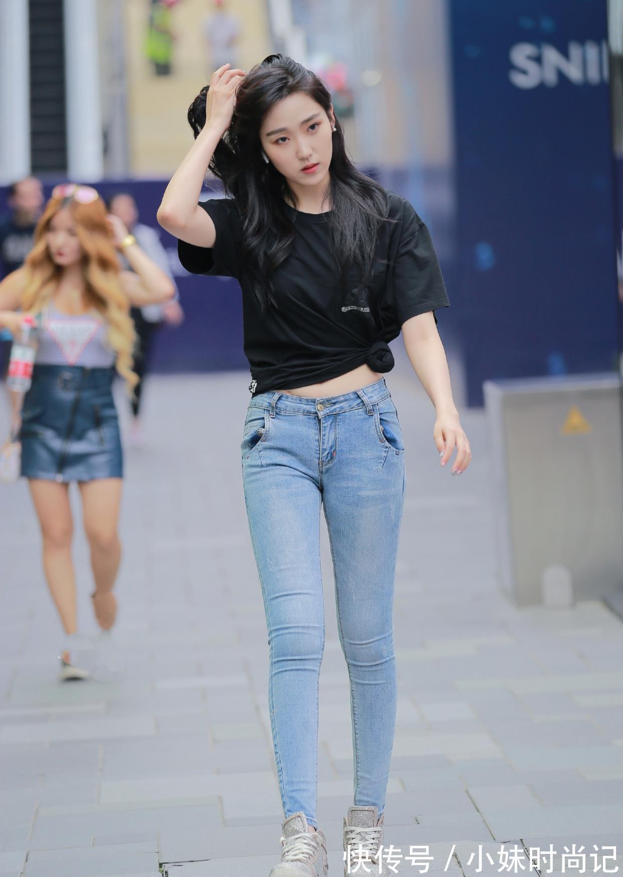 牛仔裤|时尚穿搭:黑色上衣搭配蓝色牛仔裤+板鞋