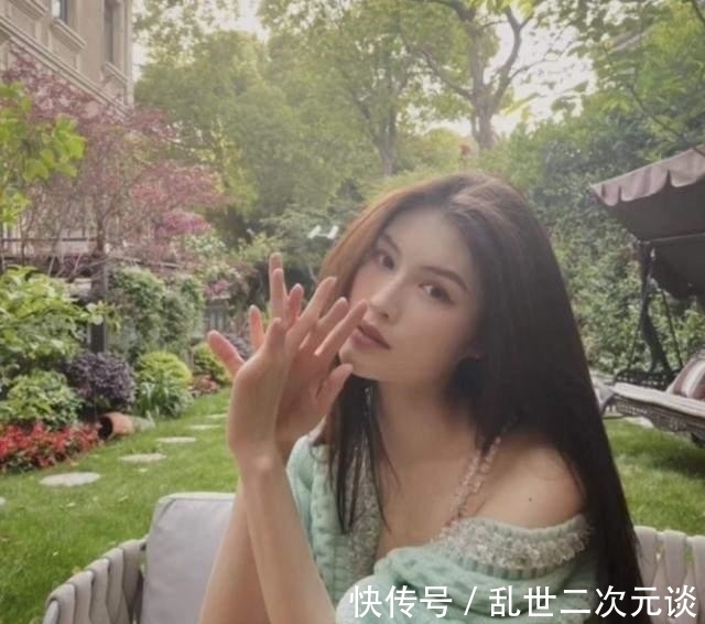 团体|模特圈:搞小团体互相拉踩,白到跨越人种的何穗情史和超模塑料情