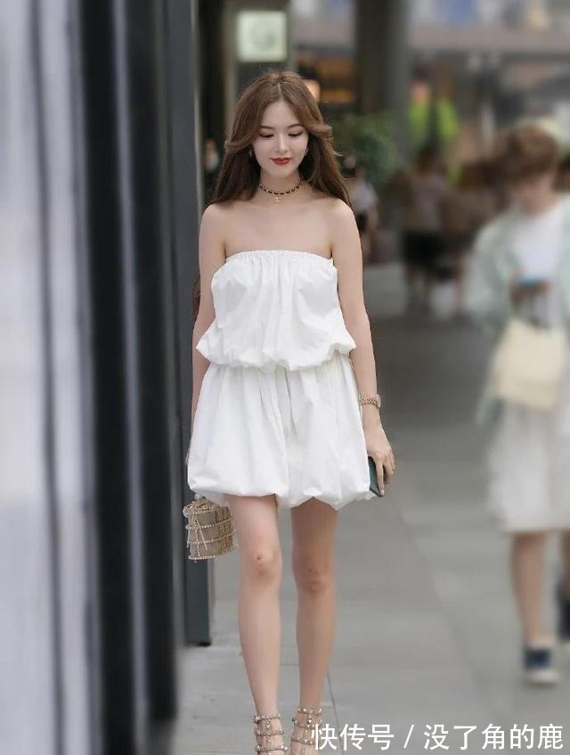 露肩|小姐姐穿着一袭白色连衣裙惊艳众人，优美大气，尽显傲人身材