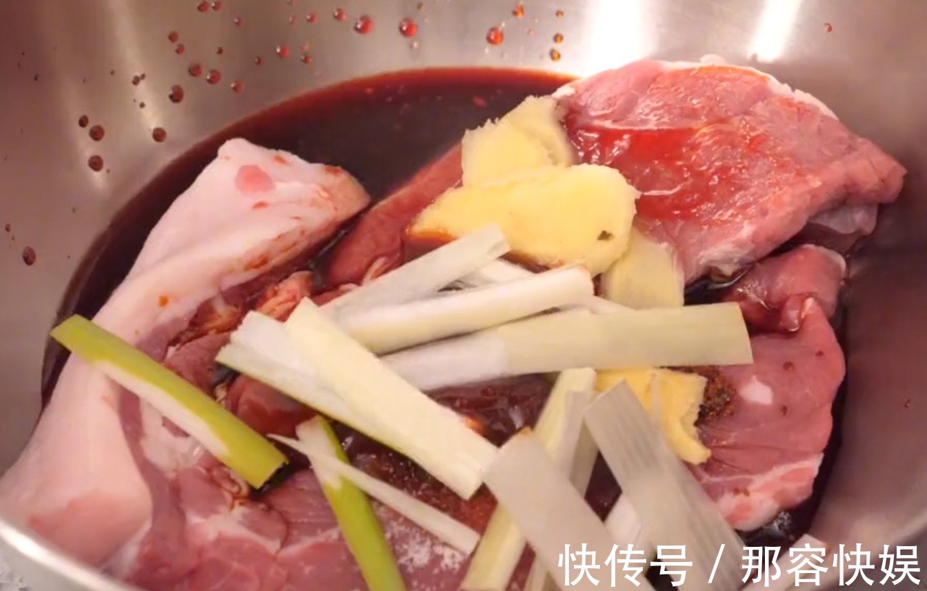 想吃叉烧肉不用买，一个电饭煲就搞定，方法简单，看着就流口水！