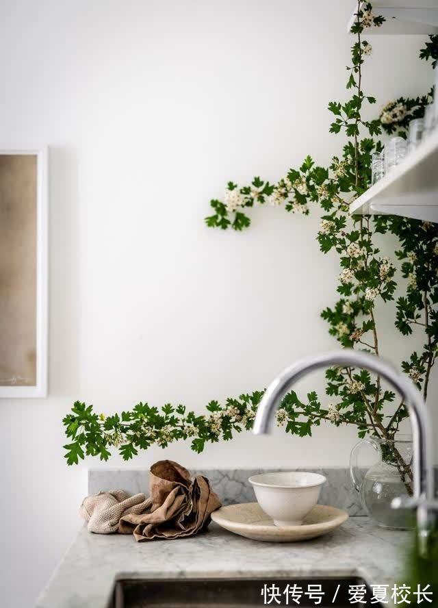 阳台|北京38岁小姐姐的独居生活,34小屋,床直接设计在阳台了