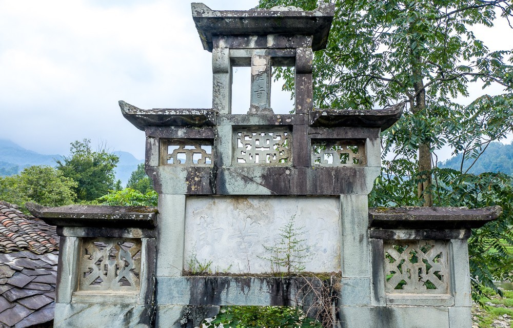 嫁人|一门两状元！陕南农村发现百年贞节牌坊，15岁嫁人守寡70年